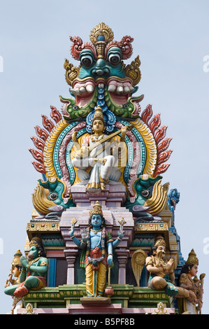 Hindu-Gottheiten, bemalte Statuen auf einen Tempel Gopuram in Bangalore. Indien Stockfoto