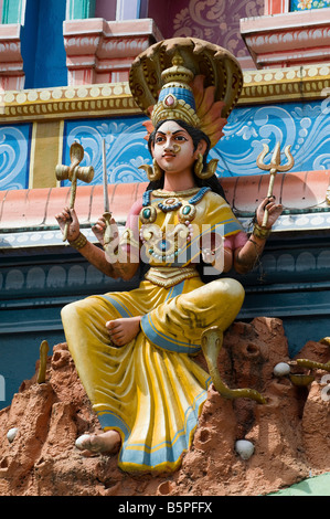 Hindu-Gottheit, Parvarti, bemalte Statue, auf einem Tempel Gopuram in Bangalore Stockfoto