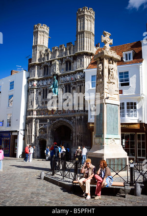 Blick auf Kriegerdenkmal und Christchurch Tor Eingang zur Kathedrale von Canterbury auf dem Buttermarkt, Kent, Großbritannien. Stockfoto