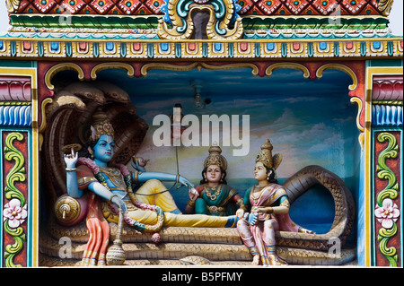 Hindu-Gottheiten, bemalte Statuen auf einen Tempel Gopuram in Bangalore. Indien Stockfoto