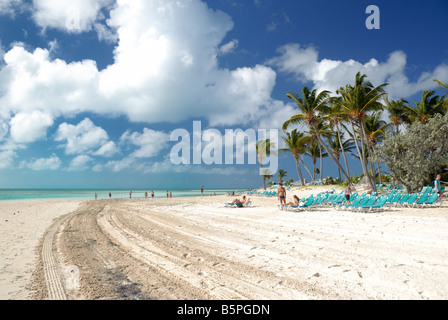 Urlauber am Strand von Little Stirrup Cay, Bahamas - eines der Berry-Inseln - eine Sammlung von Inseln und Inselchen. Stockfoto