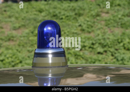 Detail von einem blauen Sirene Licht auf Polizei Autodach Stockfoto