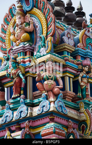 Hindu-Gottheiten, bemalte Statuen auf einen Tempel Gopuram in Bangalore. Indien Stockfoto