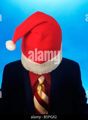 Mann mit rot weißen Weihnachtsmann Gelee Beutel Kappe Hut auf blauem Hintergrund Stockfoto