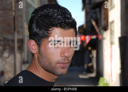 junger Mann mit einer makellosen Haarschnitt Stockfoto