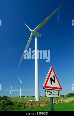 Kurven voraus Straßenschild in der Nähe einer Windfarm auf blauen Himmel - Frankreich Stockfoto