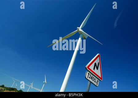 Kurven voraus Straßenschild in der Nähe einer Windfarm auf blauen Himmel - Frankreich Stockfoto