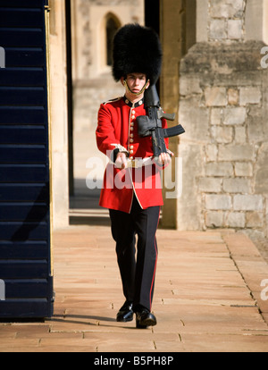 Queens Guard marschieren auf Windsor Castle, Großbritannien Stockfoto