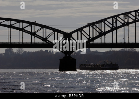 Die Südbahn Brücke über den Rhein, Köln, Nordrhein-Westfalen, Deutschland. Stockfoto