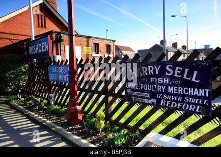 Altmodische Emaille Werbeschilder in einem Eisenbahnmuseum Stockfoto
