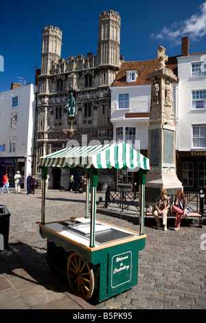 Blick auf Kriegerdenkmal und Christchurch Tor Eingang zur Kathedrale von Canterbury auf dem Buttermarkt, Kent, Vereinigtes Königreich. Stockfoto