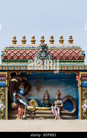 Hindu-Gottheiten, bemalte Statuen auf einen Tempel Gopuram in Bangalore. Indien Stockfoto