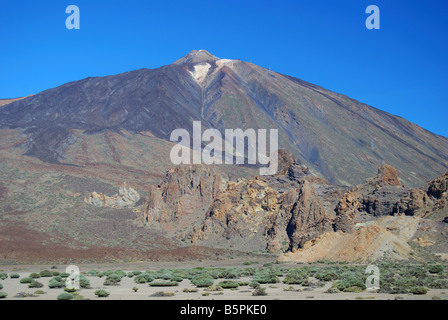 Blick auf den Teide über Lavafelder vom Aussichtspunkt, Parque Nacional del Teide, Teneriffa, Kanarische Inseln, Spanien Stockfoto