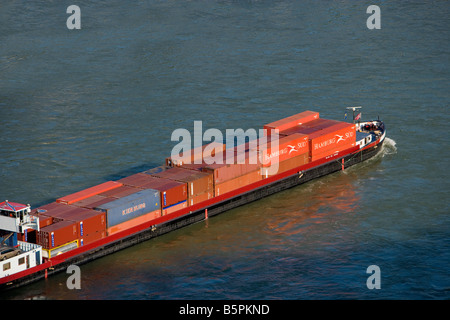 Containerschiff am Rhein, Deutschland Stockfoto
