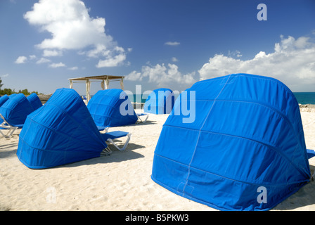 Ein Meer von leuchtend blauen Cabanas am Strand von Little Stirrup Cay, Bahamas. Stockfoto