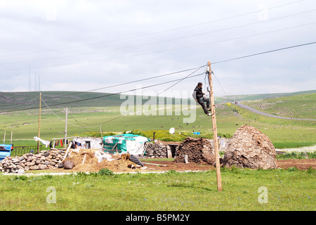 Nachrichtentechniker Aufarbeitung ein Pole in der Türkei Stockfoto