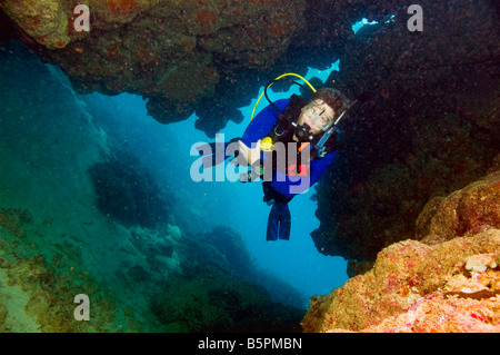 männlichen Taucher umgeben von Korallen des Great Barrier Reef Australien Stockfoto