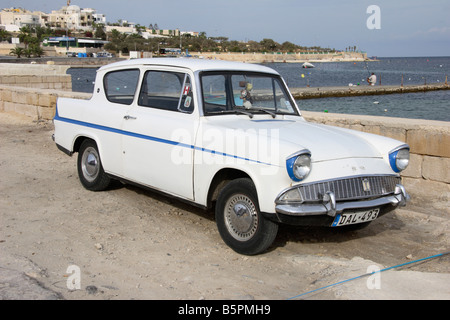 Ein Oldtimer 'Ford Anglia' in 'St. Thomas Bay', Malta. Stockfoto