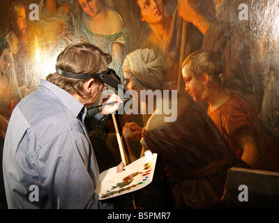 Restaurator Retusche ein großes Gemälde von holländischen Meister Petrus van Schendel Breda Niederlande Stockfoto