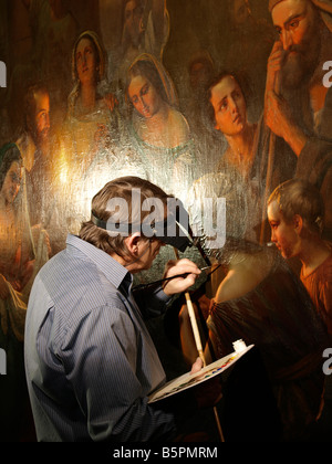 Restaurator Retusche ein großes Gemälde von holländischen Meister Petrus van Schendel Breda Niederlande Stockfoto