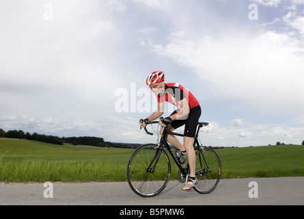 Radrennfahrer einen Schutzhelm tragen Stockfoto