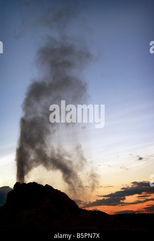 Weiße Kuppel Geysir im Yellowstone National Park bricht bei Sonnenuntergang. August 2006. Stockfoto