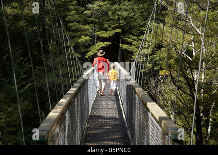 Menschen auf der Hängebrücke über Rai Fluss am Pelorus Bridge Marlborough Südinsel Neuseeland Stockfoto