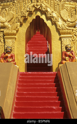 Ein rot-Gold-Eingang zu der wichtigsten Pagode von Kuthodaw Tempel in Mandalay, Burma bzw. Myanmar Stockfoto