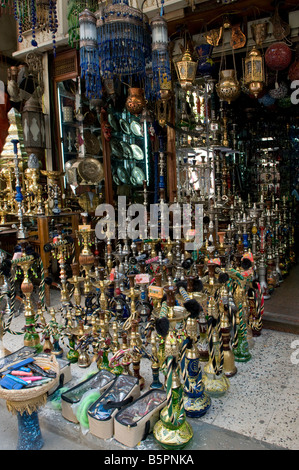 Wasserpfeifen für den Verkauf in Khan el-Khalili einen großen Souk in der Altstadt von Islamischen Kairo Ägypten Stockfoto