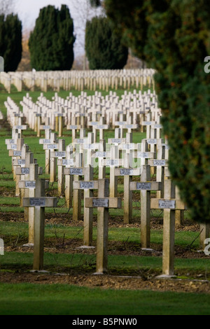 Einfache Kreuze markieren die Gräber von WW1 Soldaten bei dem französischen Soldatenfriedhof in Douaumont bei Verdun in Frankreich Stockfoto