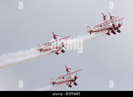 Win Wanderer aus Team Guinot wing walking Areobatic Display Team abgebildet auf dem Boeing Stearman Doppeldecker in Gloucestershire durchführen Stockfoto