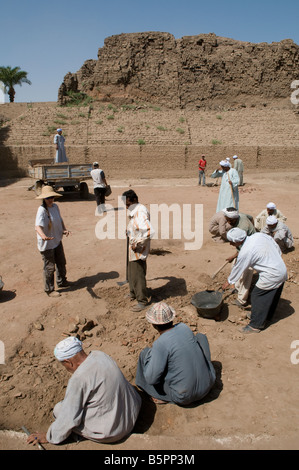 Ägyptische Männer in einer archäologischen Ausgrabung arbeiten bei der Karnak Tempel Komplex in der Nähe von Luxor Ägypten Stockfoto