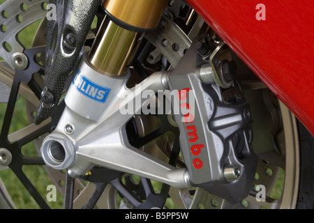 Vorne Brembo Bremssattel und Unterteil des Öhlins-Federbein auf einem späten Modell 1098R Ducati Motorrad Stockfoto