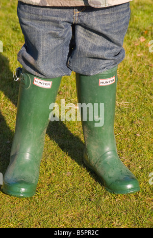 Kind tragen Childrens Hunter grün hochwertige Wellington Stiefel (Gummistiefel) Stockfoto
