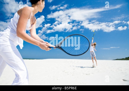 Mutter und Tochter Badminton spielen Stockfoto