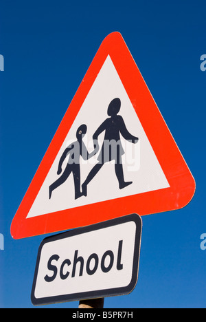 Vorsicht Kinder überqueren die Schild vor den Schultoren in Großbritannien Stockfoto