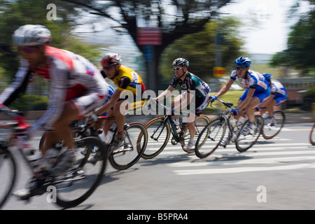 Radfahrer im Hauptfeld in der Ecke, Tour de Taiwan Stufe 1 Crtierium, Kaohsiung, Taiwan, ROC Stockfoto
