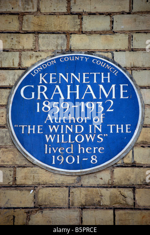 blaue Plakette markiert ein Wohnhaus der Wind in den Weiden Autor Kenneth Grahame in Kensington, London, England Stockfoto