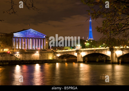 National Assembly Bourbon Palace und Eiffelturm bei Nacht, Paris Frankreich Stockfoto