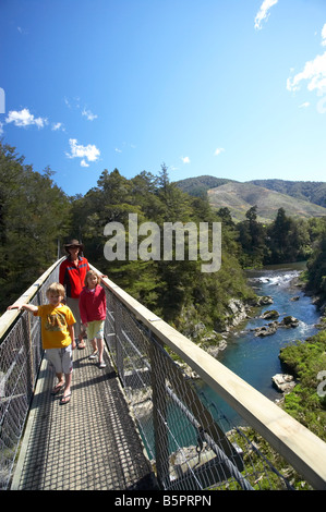 Familie auf der Hängebrücke über Rai Fluss am Pelorus Bridge Marlborough Südinsel Neuseeland Stockfoto