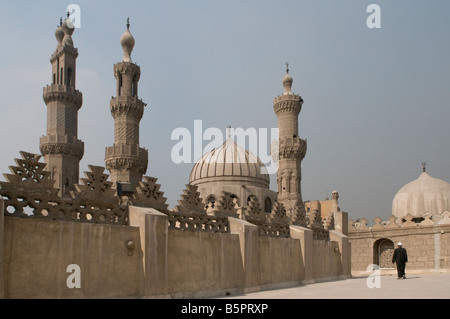 Blick auf Aqbaghawiyya al-Ghuri und Qaytbay Minarette mit Kiel geformte Bögen an der Wand im Innenhof der Moschee Al Azhar Universität in alten islamischen Kairo Stockfoto