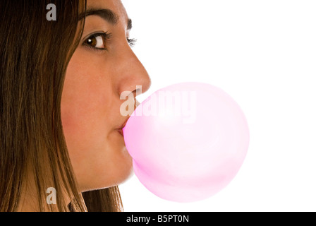 Horizontale Profilbildnis eines attraktiven Teenager Mädchen eine große rosa Seifenblase mit Kaugummi vor einem weißen Hintergrund. Stockfoto