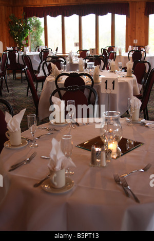 Der Speisesaal-Halle für eine Feier Hochzeit Empfang Abendessen dekoriert Stockfoto
