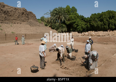 Ägyptische Männer in einer archäologischen Ausgrabung arbeiten bei der Karnak Tempel Komplex in der Nähe von Luxor Ägypten Stockfoto