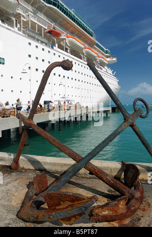 Zwei alte Anker sitzen auf der Anklagebank in der Nähe des Kreuzfahrtschiffes Majestät der Meere in Key West, Florida Stockfoto