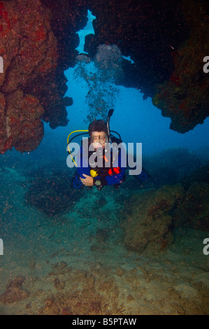 männlichen Taucher umgeben von Korallen des Great Barrier Reef Australien Stockfoto