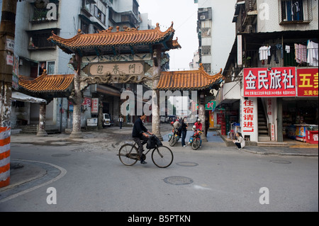 Ein chinesischer Mann reitet auf seinem Fahrrad entlang einer Straße in der berühmten Stadt Og Guilin, Süd-China Stockfoto