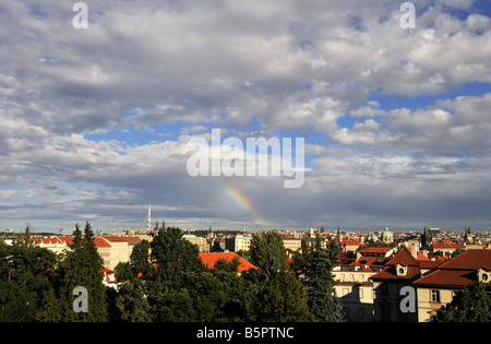 Regenbogen über Prag Tschechische Republik Stockfoto