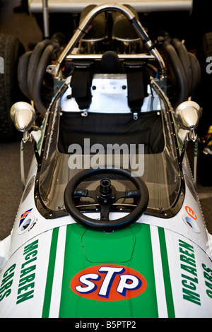 McLaren-Chevrolet M10B 1970 im Fahrerlager mit Lenkrad aus beim Goodwood Festival of Speed, Sussex, UK. Stockfoto