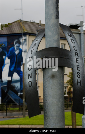 h-Block Zeichen an Laternenpfahl mit Kulisse des Wandbildes Läufer gebunden Stockfoto